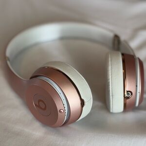 Beats Solo 3 in the color rose gold